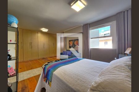 Casa à venda com 553m², 5 quartos e 4 vagas Casa à venda com 553m², 5 quartos e 4 vagasQuarto 4