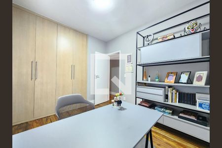 Casa à venda com 553m², 5 quartos e 4 vagas Casa à venda com 553m², 5 quartos e 4 vagasQuarto 5