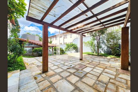 Casa à venda com 553m², 5 quartos e 4 vagas Casa à venda com 553m², 5 quartos e 4 vagasPergolado