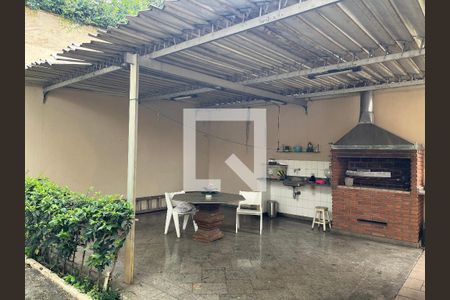 Casa à venda com 584m², 5 quartos e 5 vagasChurrasqueira