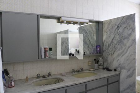 Casa à venda com 584m², 5 quartos e 5 vagasBanheiro 1