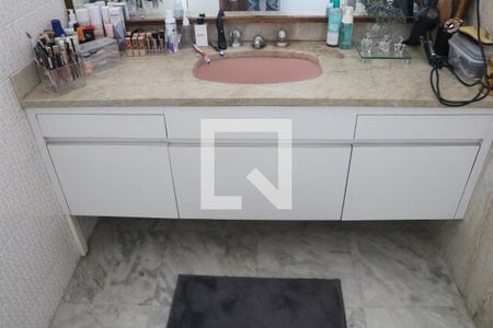 Casa à venda com 584m², 5 quartos e 5 vagasBanheiro da Suíte 1