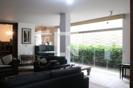 Casa à venda com 584m², 5 quartos e 5 vagasSala