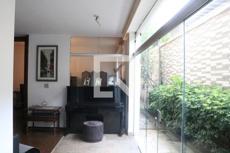 Casa à venda com 584m², 5 quartos e 5 vagasSala