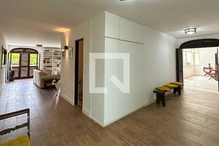 Casa à venda com 1800m², 11 quartos e 8 vagas Casa à venda com 1800m², 11 quartos e 8 vagasSala 05 - Casa 02