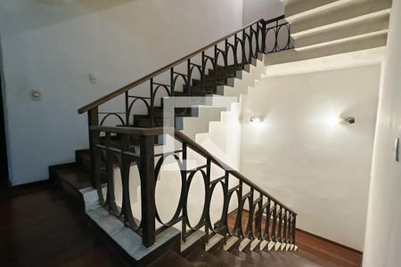 Casa à venda com 1800m², 11 quartos e 8 vagas Casa à venda com 1800m², 11 quartos e 8 vagasEscada