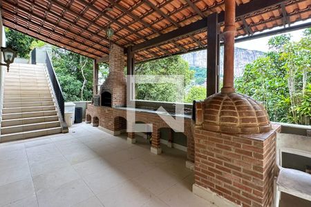 Casa à venda com 1800m², 11 quartos e 8 vagas Casa à venda com 1800m², 11 quartos e 8 vagasChurrasqueira