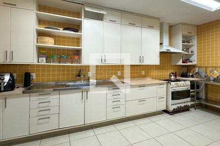 Casa à venda com 1800m², 11 quartos e 8 vagas Casa à venda com 1800m², 11 quartos e 8 vagasCozinha 02 - Casa 02