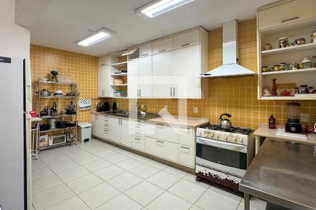 Casa à venda com 1800m², 11 quartos e 8 vagas Casa à venda com 1800m², 11 quartos e 8 vagasCozinha 02 - Casa 02