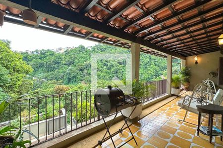 Casa à venda com 1800m², 11 quartos e 8 vagas Casa à venda com 1800m², 11 quartos e 8 vagasVaranda - Casa 01