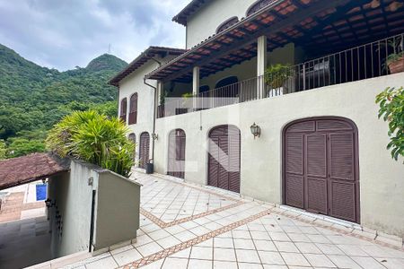 Casa à venda com 1800m², 11 quartos e 8 vagas Casa à venda com 1800m², 11 quartos e 8 vagasVaranda 03 - Casa 02