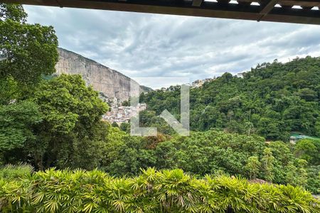 Casa à venda com 1800m², 11 quartos e 8 vagas Casa à venda com 1800m², 11 quartos e 8 vagasHall - Casa 01