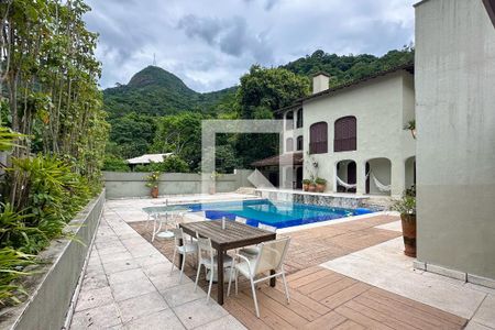 Casa à venda com 1800m², 11 quartos e 8 vagas Casa à venda com 1800m², 11 quartos e 8 vagasPiscina