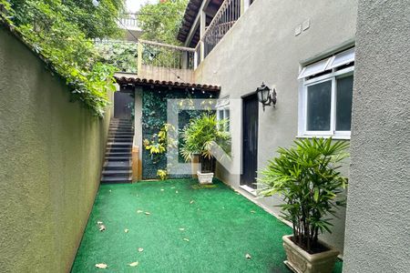 Casa à venda com 1800m², 11 quartos e 8 vagas Casa à venda com 1800m², 11 quartos e 8 vagasArea externa