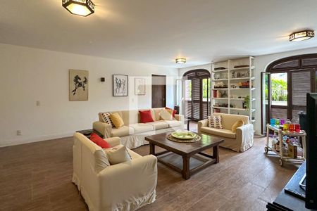 Casa à venda com 1800m², 11 quartos e 8 vagas Casa à venda com 1800m², 11 quartos e 8 vagasSala 06 - Casa 02