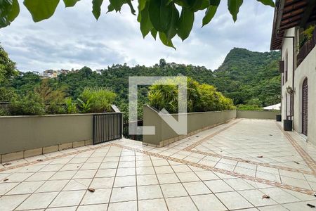 Casa à venda com 1800m², 11 quartos e 8 vagas Casa à venda com 1800m², 11 quartos e 8 vagasVaranda 03 - Casa 02