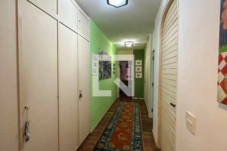 Casa à venda com 1800m², 11 quartos e 8 vagas Casa à venda com 1800m², 11 quartos e 8 vagasCorredor