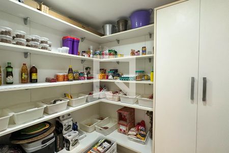Casa à venda com 1800m², 11 quartos e 8 vagas Casa à venda com 1800m², 11 quartos e 8 vagasDispensa