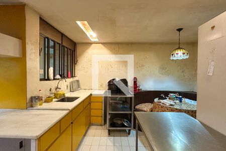 Casa à venda com 1800m², 11 quartos e 8 vagas Casa à venda com 1800m², 11 quartos e 8 vagasCozinha 04 - Casa 04