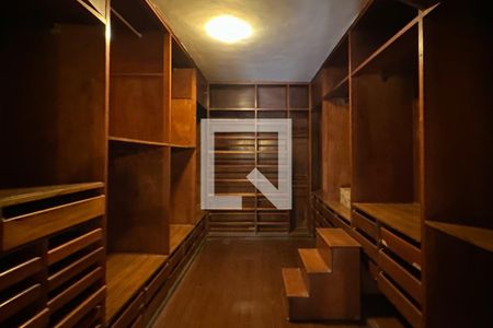 Casa à venda com 1800m², 11 quartos e 8 vagas Casa à venda com 1800m², 11 quartos e 8 vagasSuíte 07 - Casa 04