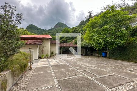 Casa à venda com 1800m², 11 quartos e 8 vagas Casa à venda com 1800m², 11 quartos e 8 vagasGaragem