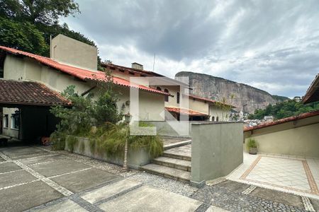Casa à venda com 1800m², 11 quartos e 8 vagas Casa à venda com 1800m², 11 quartos e 8 vagasGaragem