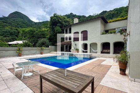 Casa à venda com 1800m², 11 quartos e 8 vagas Casa à venda com 1800m², 11 quartos e 8 vagasPiscina