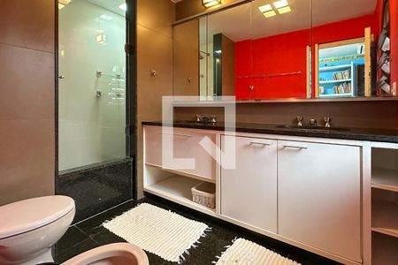 Casa à venda com 1800m², 11 quartos e 8 vagas Casa à venda com 1800m², 11 quartos e 8 vagasSuíte 02 - Casa 01