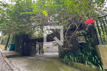 Casa à venda com 1800m², 11 quartos e 8 vagas Casa à venda com 1800m², 11 quartos e 8 vagasFachada