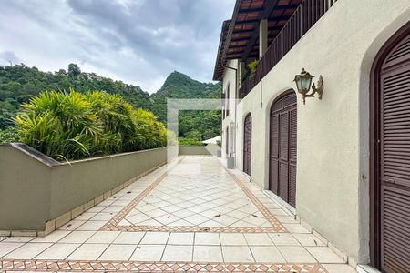 Casa à venda com 1800m², 11 quartos e 8 vagas Casa à venda com 1800m², 11 quartos e 8 vagasVaranda 03 - Casa 02