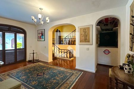 Casa à venda com 1800m², 11 quartos e 8 vagas Casa à venda com 1800m², 11 quartos e 8 vagasHall - Casa 01