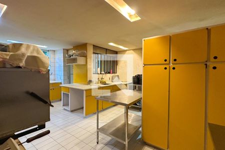 Casa à venda com 1800m², 11 quartos e 8 vagas Casa à venda com 1800m², 11 quartos e 8 vagasCozinha 04 - Casa 04