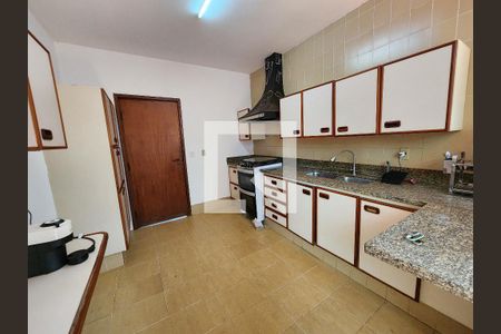 Casa à venda com 690m², 6 quartos e 3 vagas Casa à venda com 690m², 6 quartos e 3 vagasCozinha