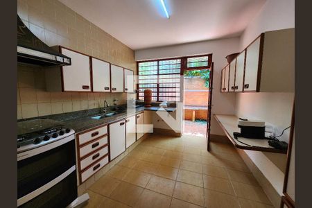 Casa à venda com 690m², 6 quartos e 3 vagas Casa à venda com 690m², 6 quartos e 3 vagasCozinha