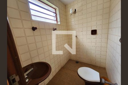 Casa à venda com 690m², 6 quartos e 3 vagas Casa à venda com 690m², 6 quartos e 3 vagasBanheiro 2