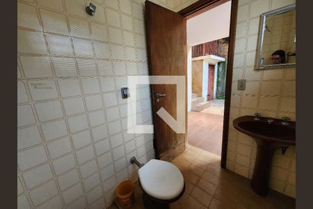 Casa à venda com 690m², 6 quartos e 3 vagas Casa à venda com 690m², 6 quartos e 3 vagasBanheiro 2