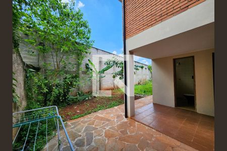 Casa à venda com 690m², 6 quartos e 3 vagas Casa à venda com 690m², 6 quartos e 3 vagasQuintal
