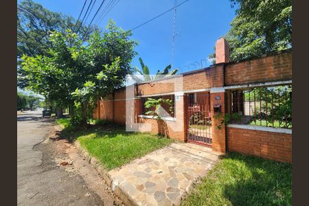 Casa à venda com 690m², 6 quartos e 3 vagas Casa à venda com 690m², 6 quartos e 3 vagasFrente da Casa