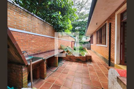 Casa à venda com 690m², 6 quartos e 3 vagas Casa à venda com 690m², 6 quartos e 3 vagasÀrea Externa Superior Lavanderia