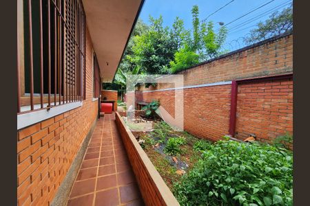 Casa à venda com 690m², 6 quartos e 3 vagas Casa à venda com 690m², 6 quartos e 3 vagasQuintal