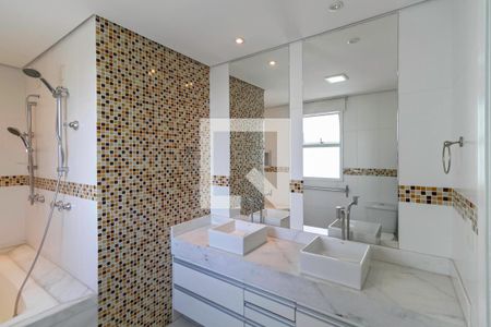 Apartamento à venda com 262m², 4 quartos e 3 vagas Apartamento à venda com 262m², 4 quartos e 3 vagasBanheiro da suíte 3