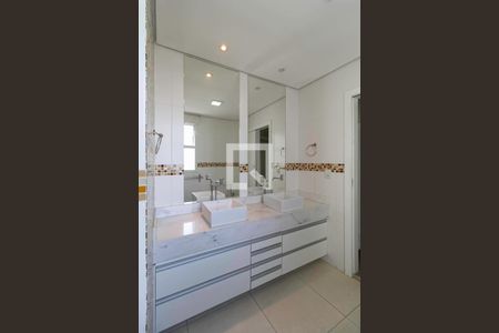 Apartamento à venda com 262m², 4 quartos e 3 vagas Apartamento à venda com 262m², 4 quartos e 3 vagasBanheiro da suíte 3