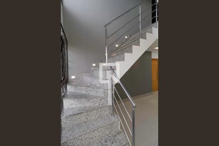 Apartamento à venda com 262m², 4 quartos e 3 vagas Apartamento à venda com 262m², 4 quartos e 3 vagasEscada