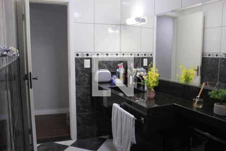 Casa à venda com 180m², 4 quartos e 2 vagasBanheiro 2