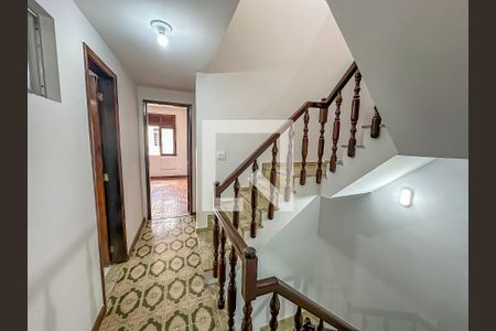 Casa de condomínio à venda com 256m², 3 quartos e 1 vaga Casa de condomínio à venda com 256m², 3 quartos e 1 vagaEscada