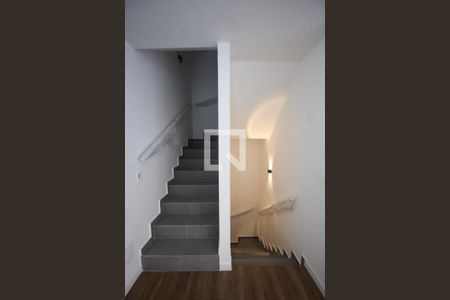 Escada de casa para alugar com 2 quartos, 143m² em Real Parque, São Paulo