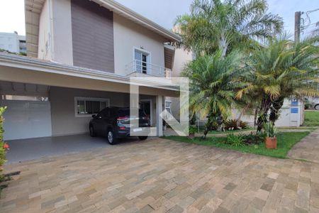 Casa de condomínio à venda com 300m², 3 quartos e 4 vagas Casa de condomínio à venda com 300m², 3 quartos e 4 vagasFachada