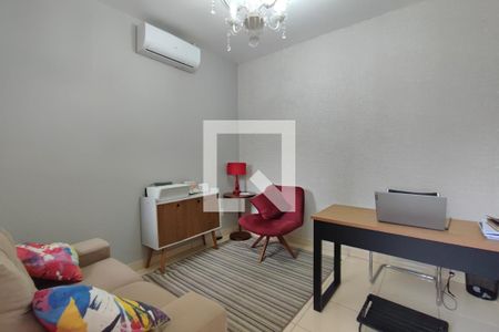 Casa de condomínio à venda com 300m², 3 quartos e 4 vagas Casa de condomínio à venda com 300m², 3 quartos e 4 vagasEscritório 2