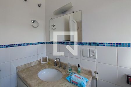 Casa de condomínio à venda com 300m², 3 quartos e 4 vagas Casa de condomínio à venda com 300m², 3 quartos e 4 vagasBanheiro Suíte