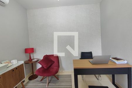 Casa de condomínio à venda com 300m², 3 quartos e 4 vagas Casa de condomínio à venda com 300m², 3 quartos e 4 vagasEscritório 2